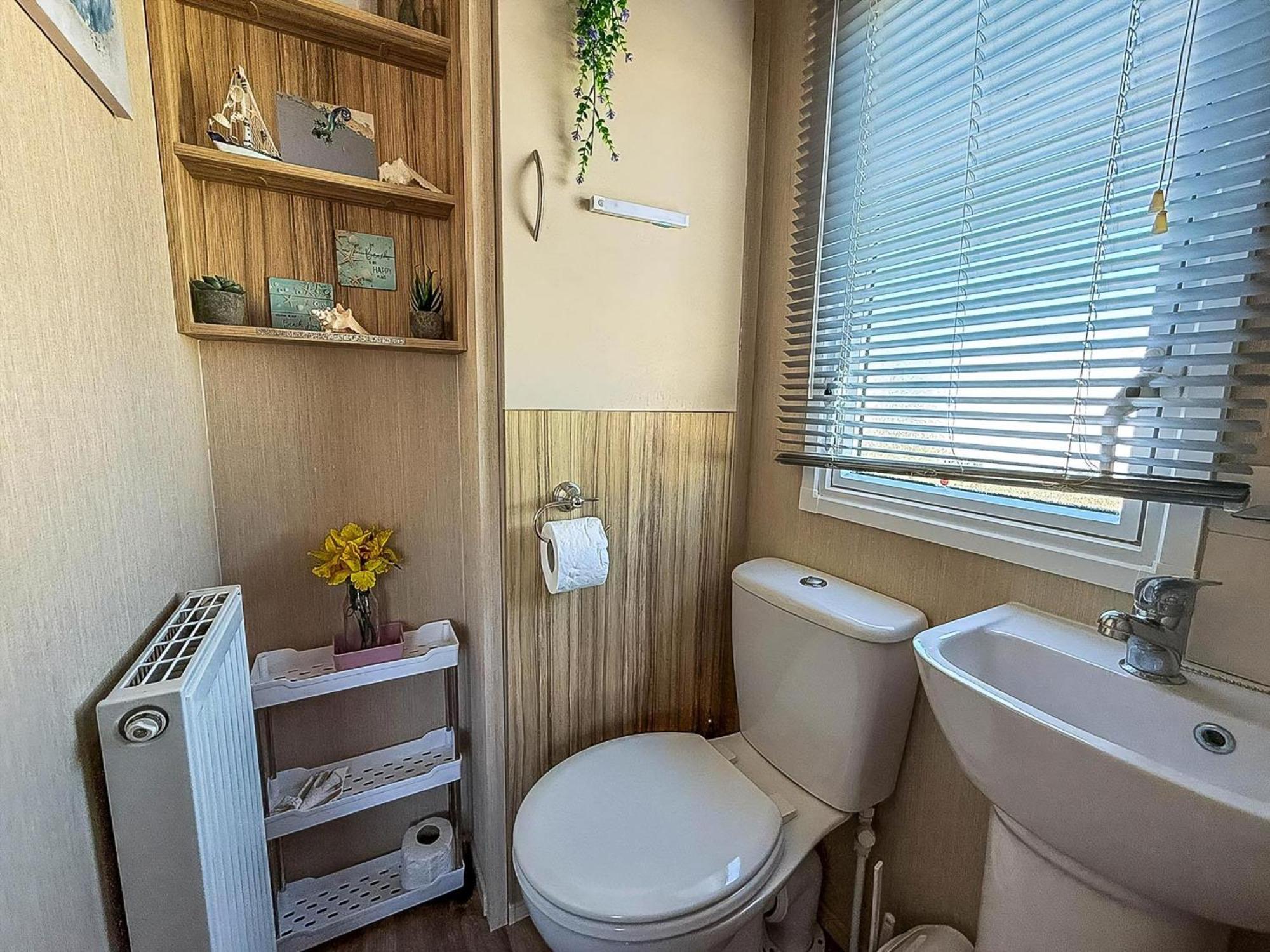 Lovely 6 Berth Caravan With Decking To The Side In Heacham Ref 21040E Eksteriør bilde