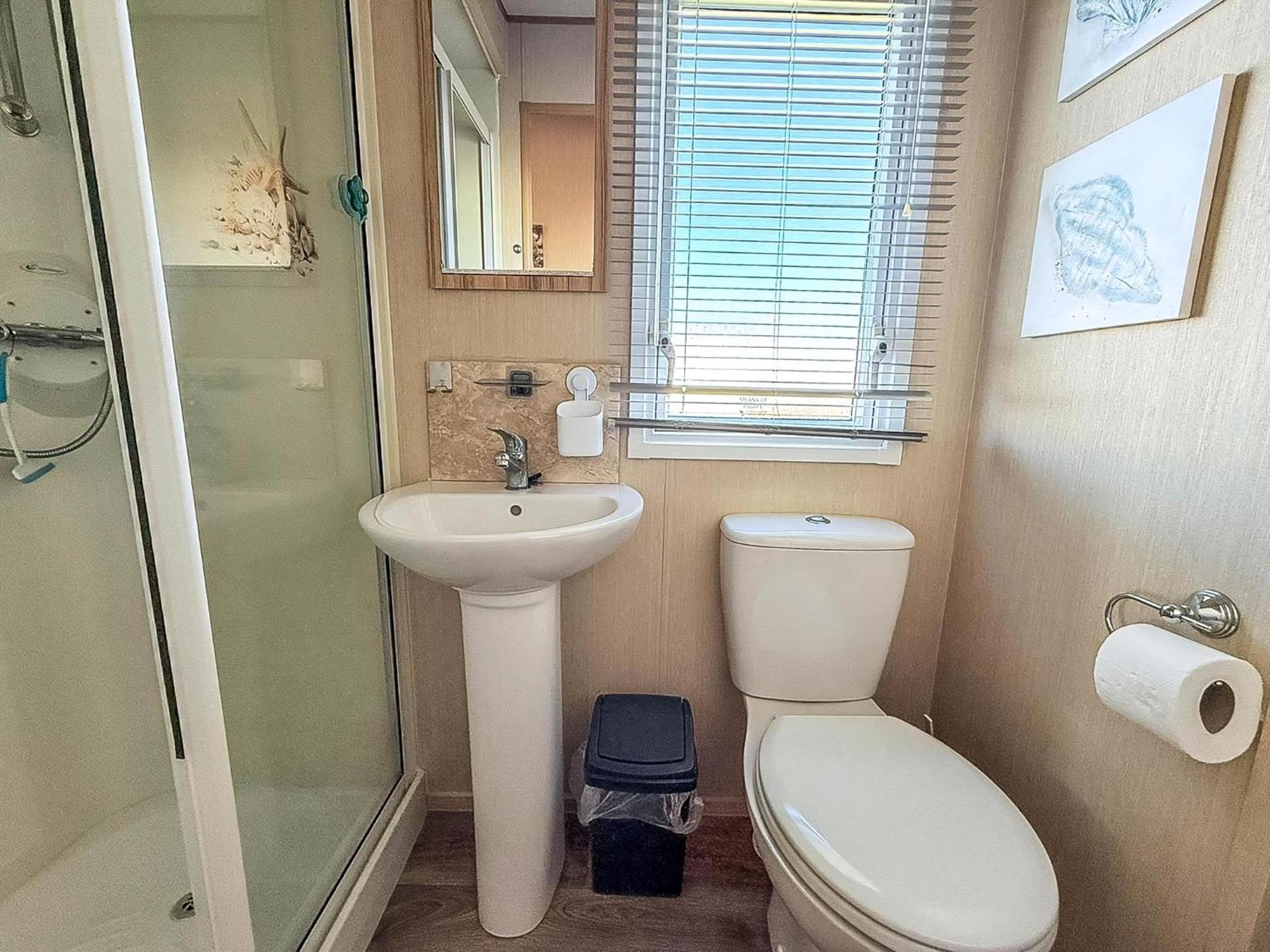 Lovely 6 Berth Caravan With Decking To The Side In Heacham Ref 21040E Eksteriør bilde